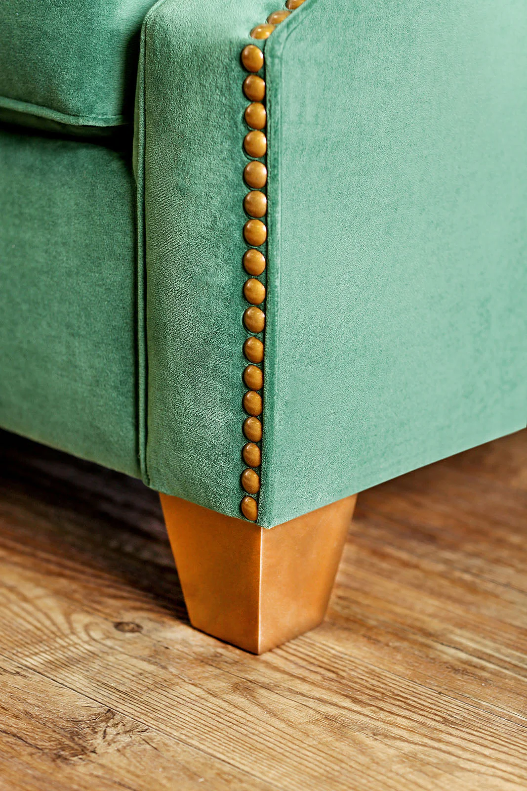 Verdante Emerald Green/Gold Loveseat - Image 4