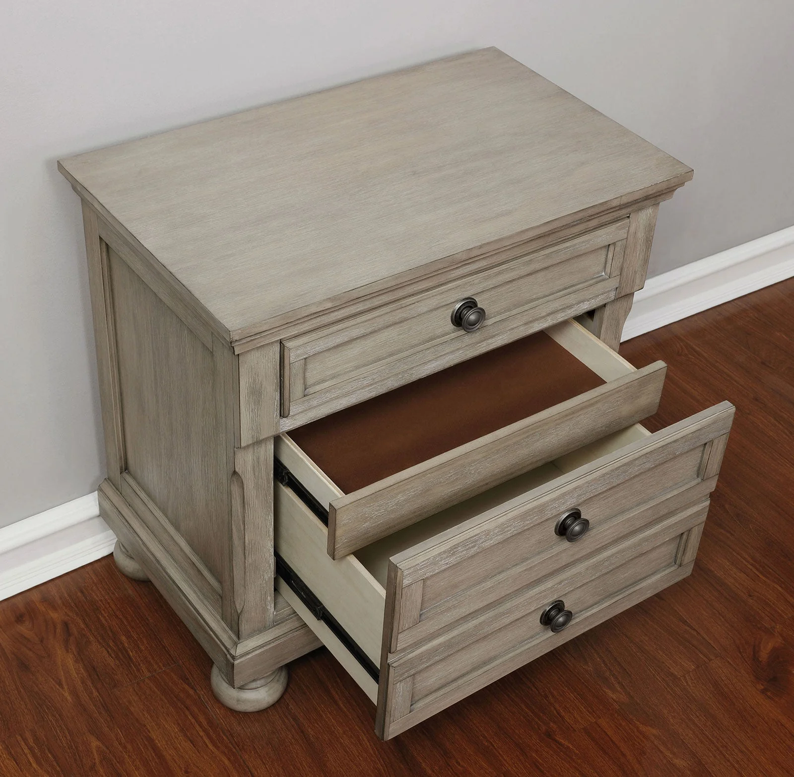 Wells Gray 5 Pc. Queen Bedroom Set w/ Chest - Image 4