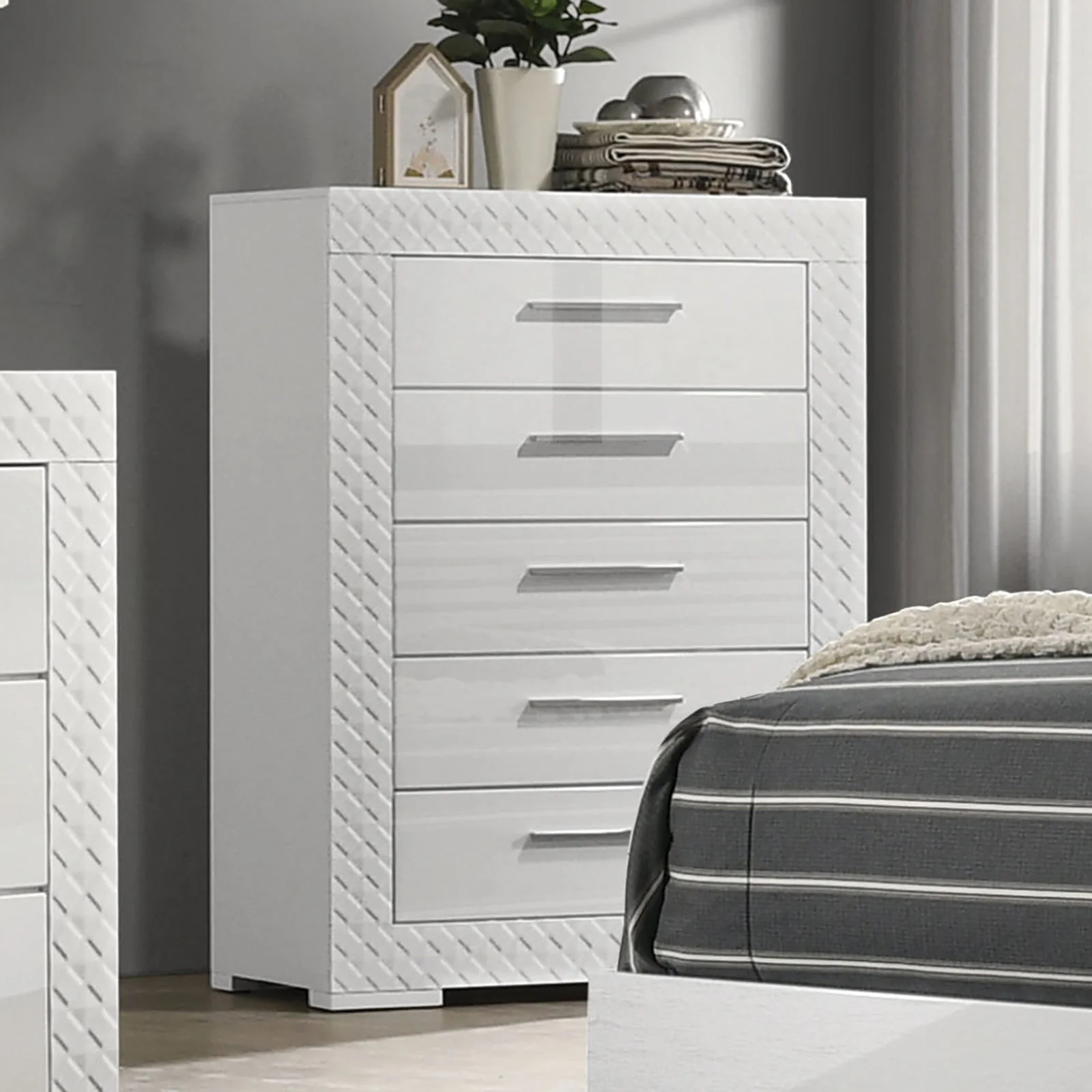 Whitby White Queen 5 Piece Bedroom Set w/Chest - Image 3