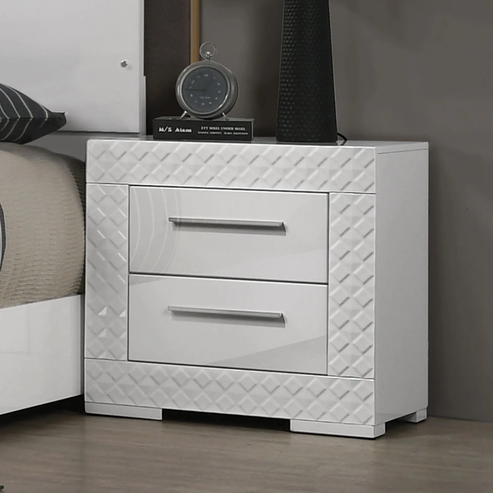Whitby White Queen 5 Piece Bedroom Set w/Chest - Image 4