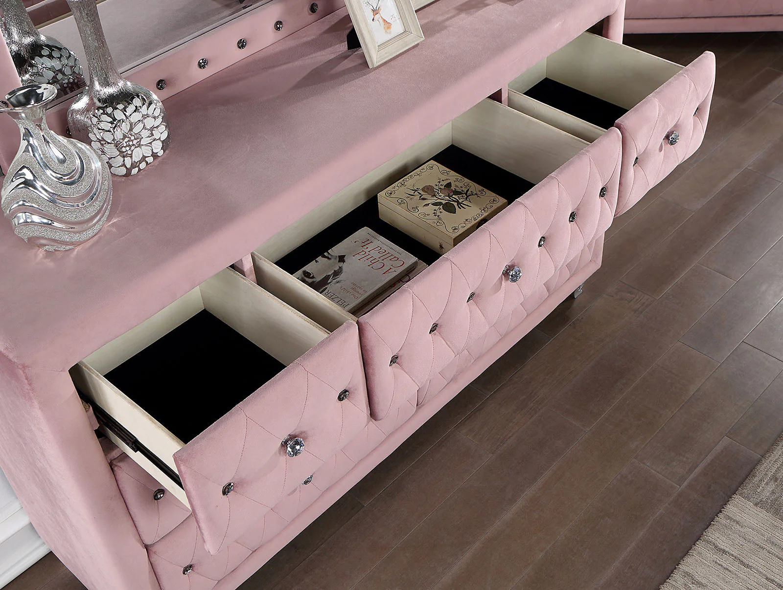 Zohar Pink 5 Pc. Queen Bedroom Set w/ 2NS - Image 5