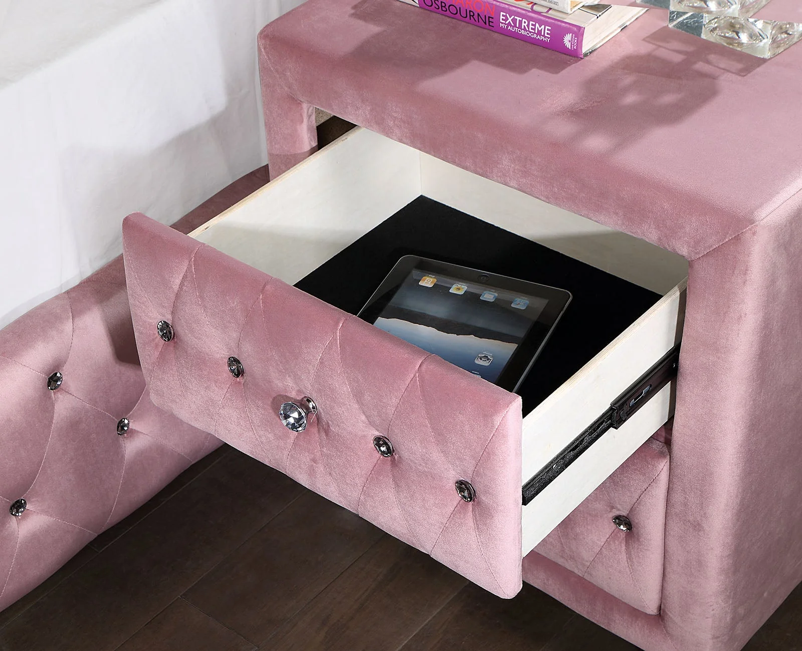 Zohar Pink 5 Pc. Queen Bedroom Set w/ 2NS - Image 8